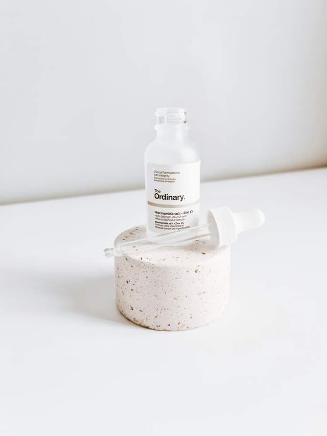 سيروم تفتيح واستعادة النضارة وسائط